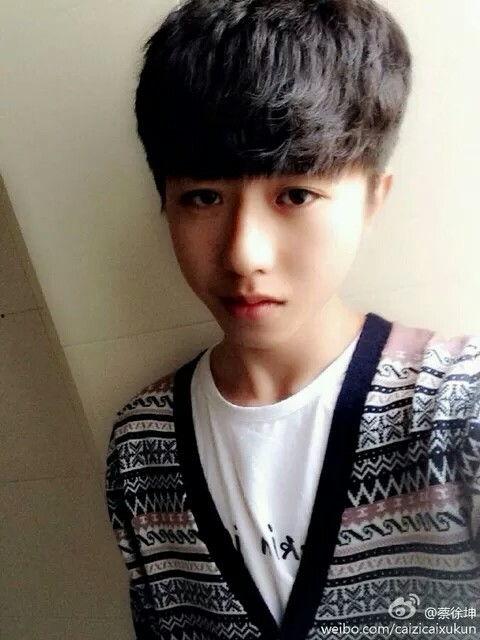 蔡徐坤娱乐吃瓜图片高清